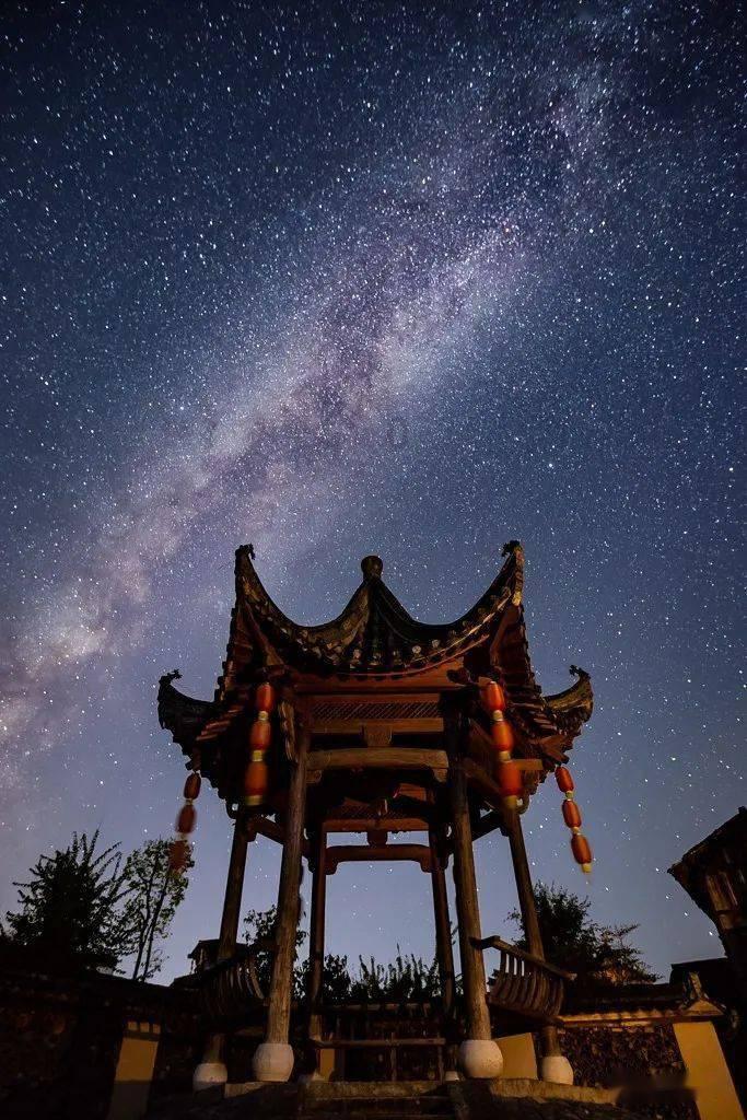 蓝色与黑色碰撞的拼接吊带裙，新颖时尚的感觉，你有没有心动呢？